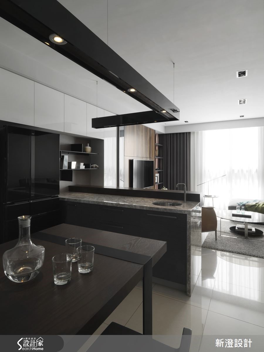 設計師為一家三口的 50 坪的預售屋，利用石材紋理與鏡